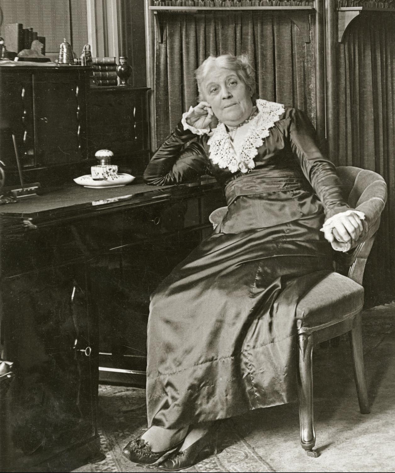 Wilhelmina Drucker poseert