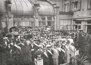 Demonstranten voor de ‘stille betooging’ op het Binnenhof, verzameld in de tuin van hotel De Twee Steden te Den Haag, 17 september 1913, © onbekend, als briefkaart op de markt gebracht door de Eerste Rotatiefotokaartenfabriek te Amsterdam, collectie IAV in Atria.|||