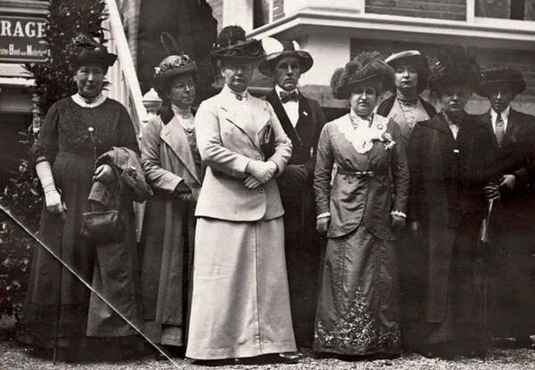 Het hoofdbestuur van de Vereeniging voor Vrouwenkiesrecht, Apeldoorn, juli 1913. Van links naar rechts: Martina Kramers, Sophie Wichers, Jo van Buuren-Huys, Jeanne van Lanschot Hubrecht, Aletta Jacobs, Elisabeth van der Hoeven, Frederike van Balen-Klaar, Clara Mulder van de Graaf-de Bruyn.
