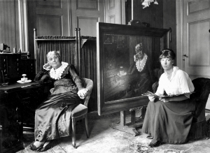 Wilhelmina Drucker poserend voor Truus Claes, 1917.